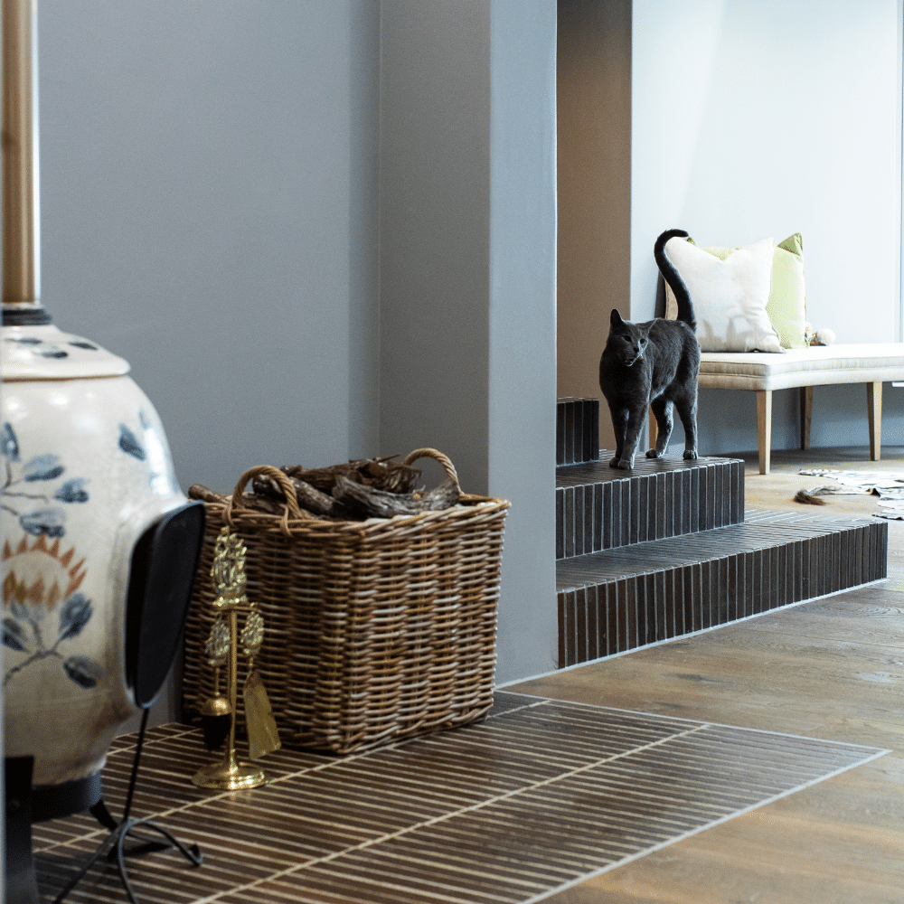 Dark brown klompie tiles in lounge