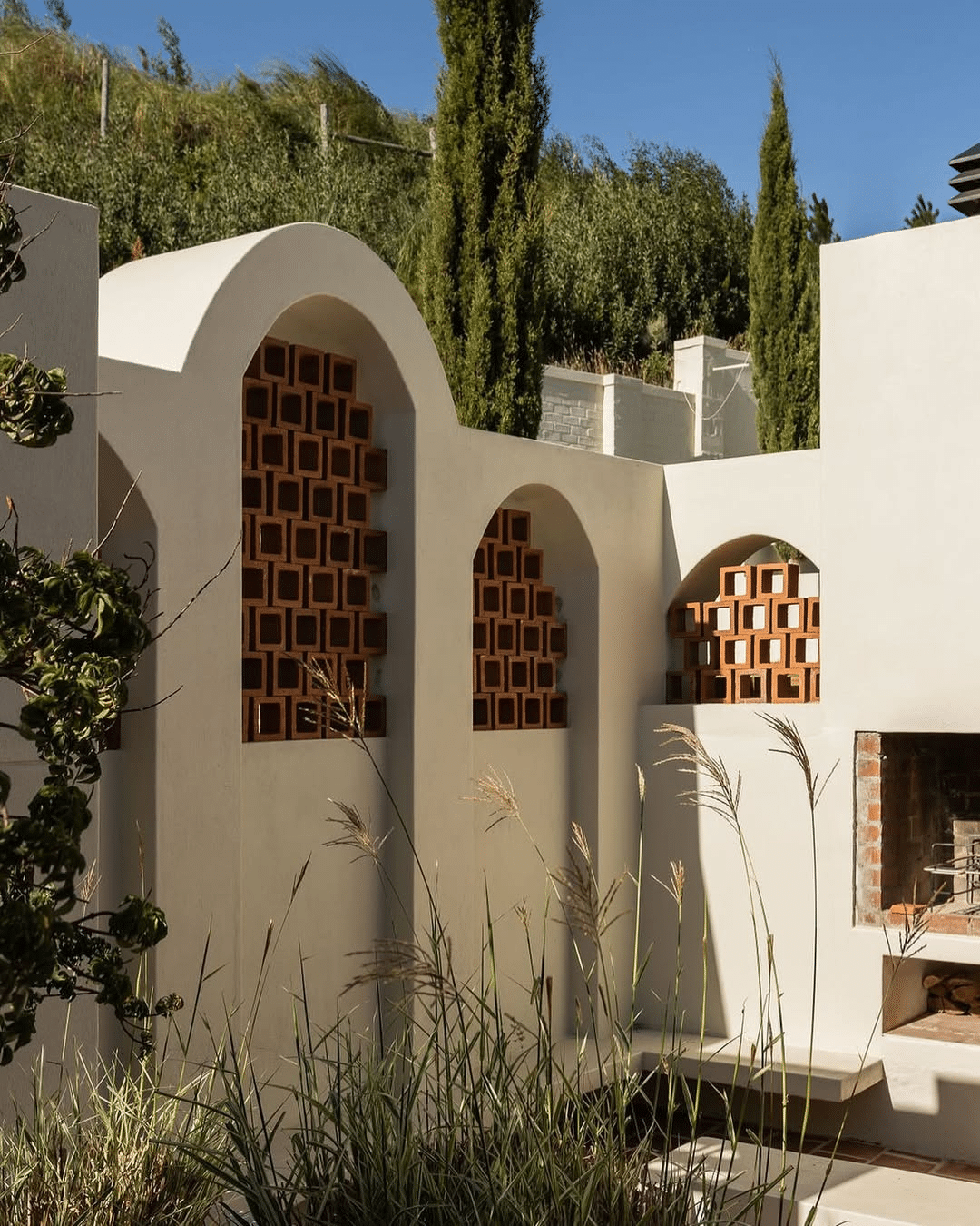 Outdoor courtyard featuring Klay single pane terracotta screen blocks
