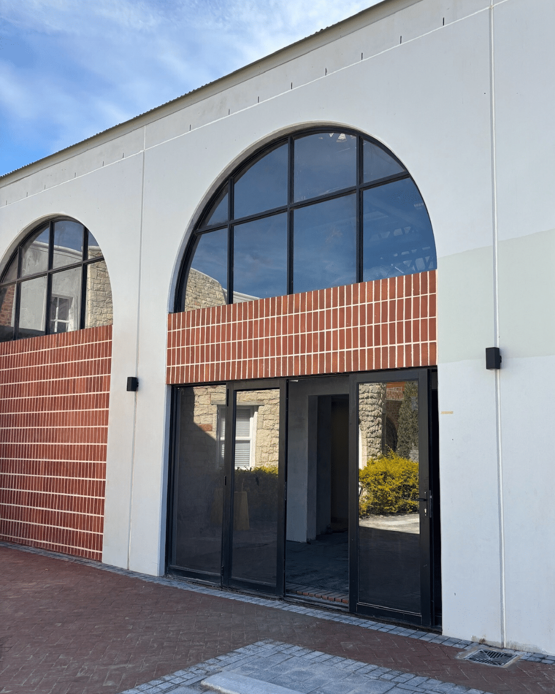 Stellenbosch estate featuring an arch window with Klay Cape Thin Brick Tiles in red terracotta